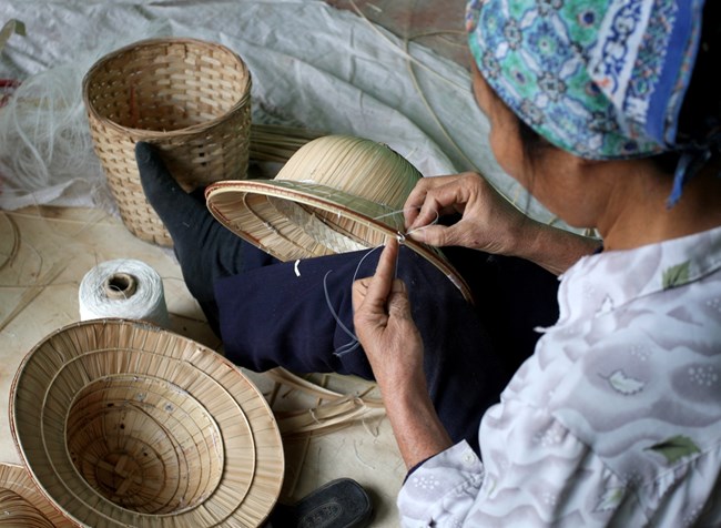 Độc đáo hội thi đan mũ nón lá ở làng nghề Trí Lễ (12/9/2017)